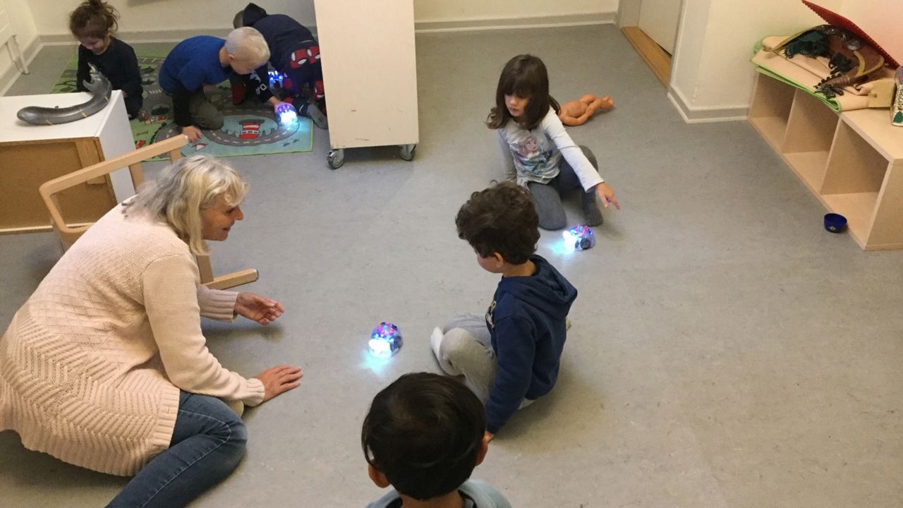 Børn i Børnehuset Jennumparken leger med robotmus