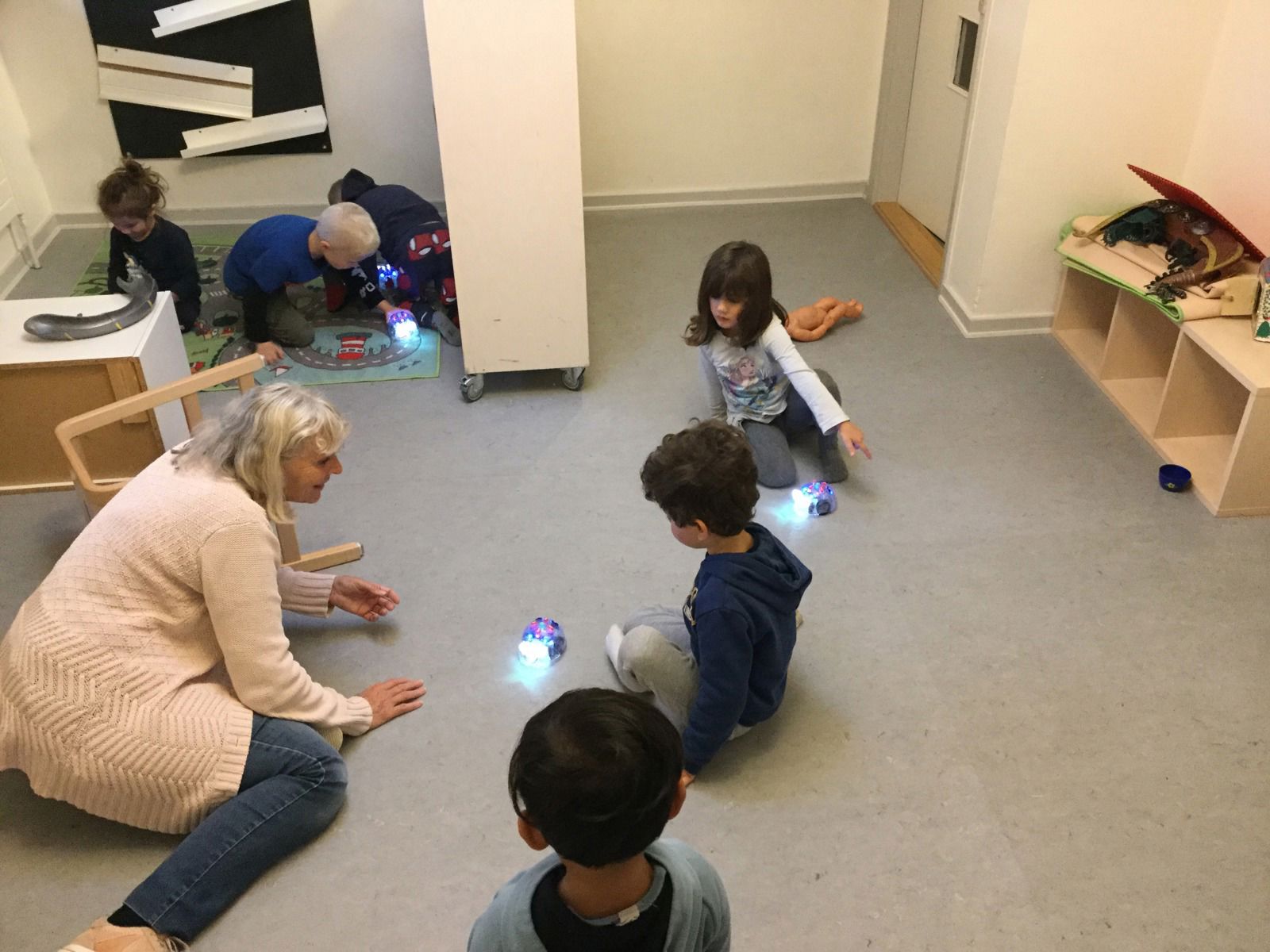 Børn i Børnehuset Jennumparken leger med robotmus