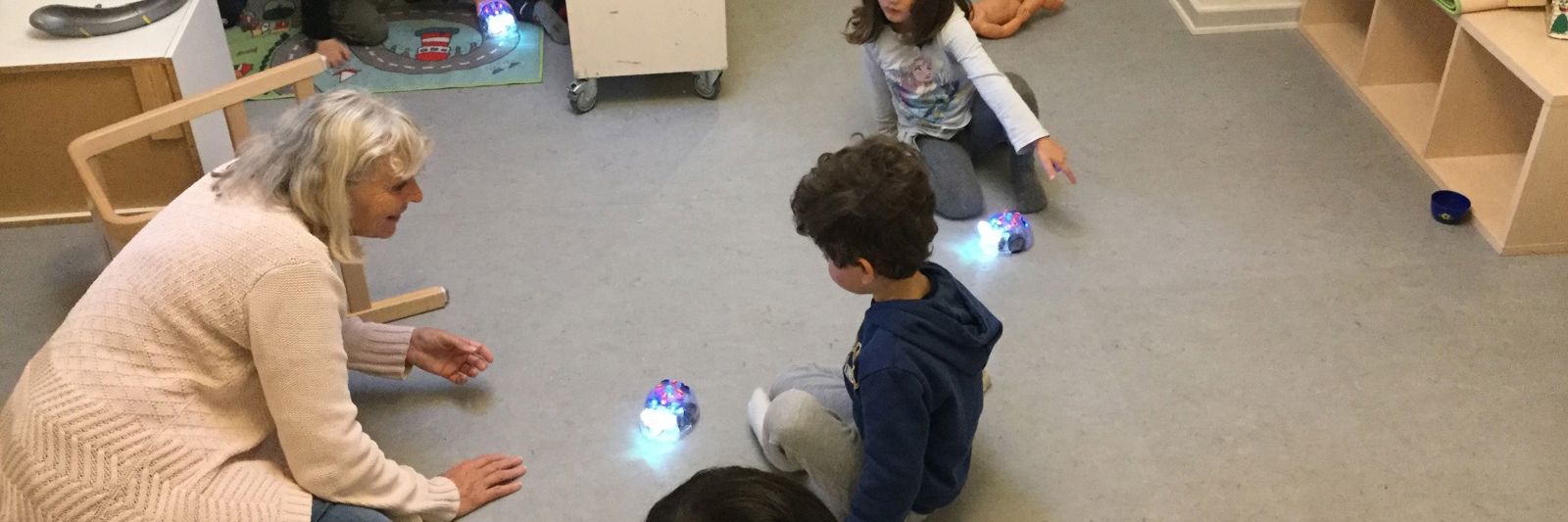 Børn i Børnehuset Jennumparken leger med robotmus