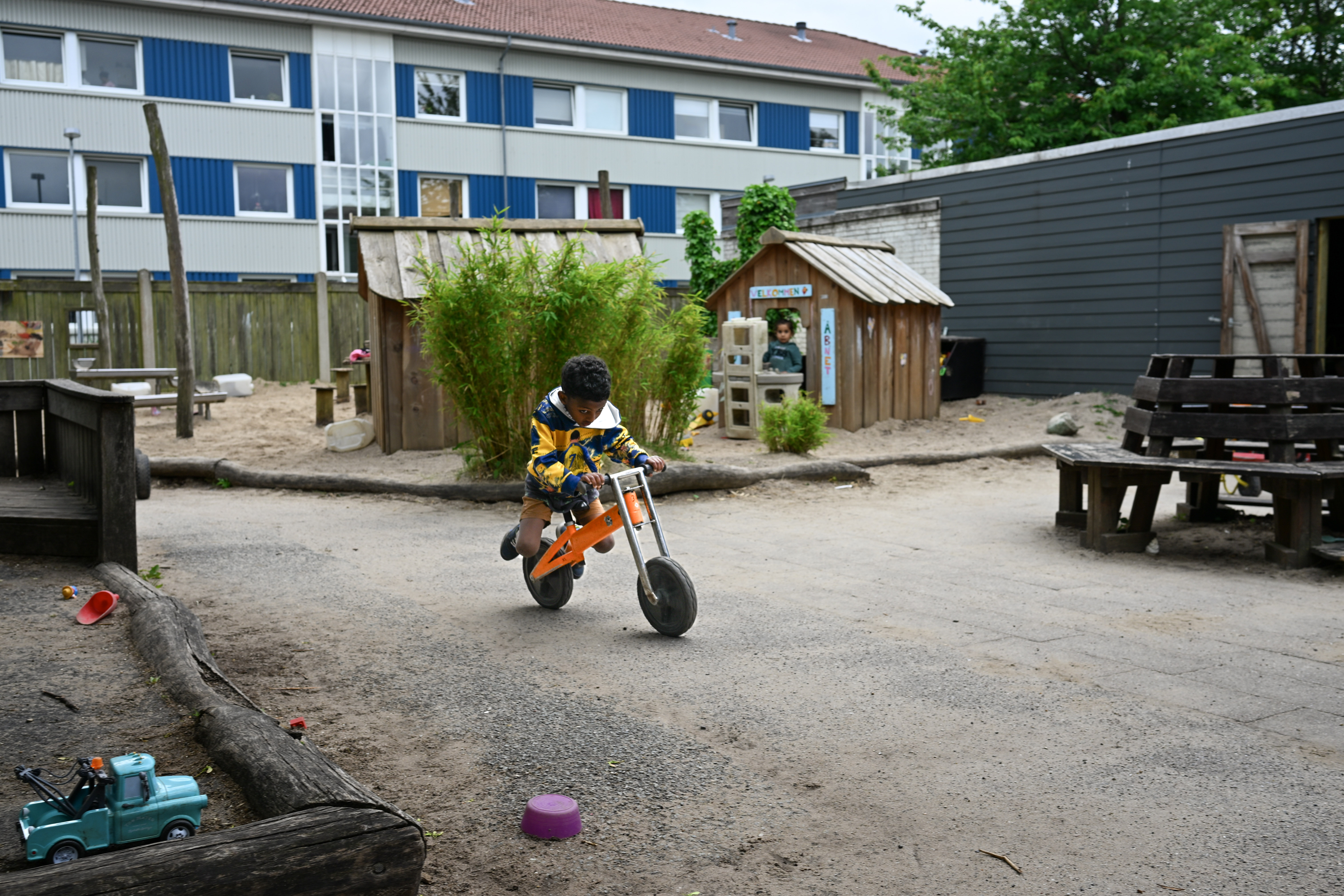 Børn leger på legeplads