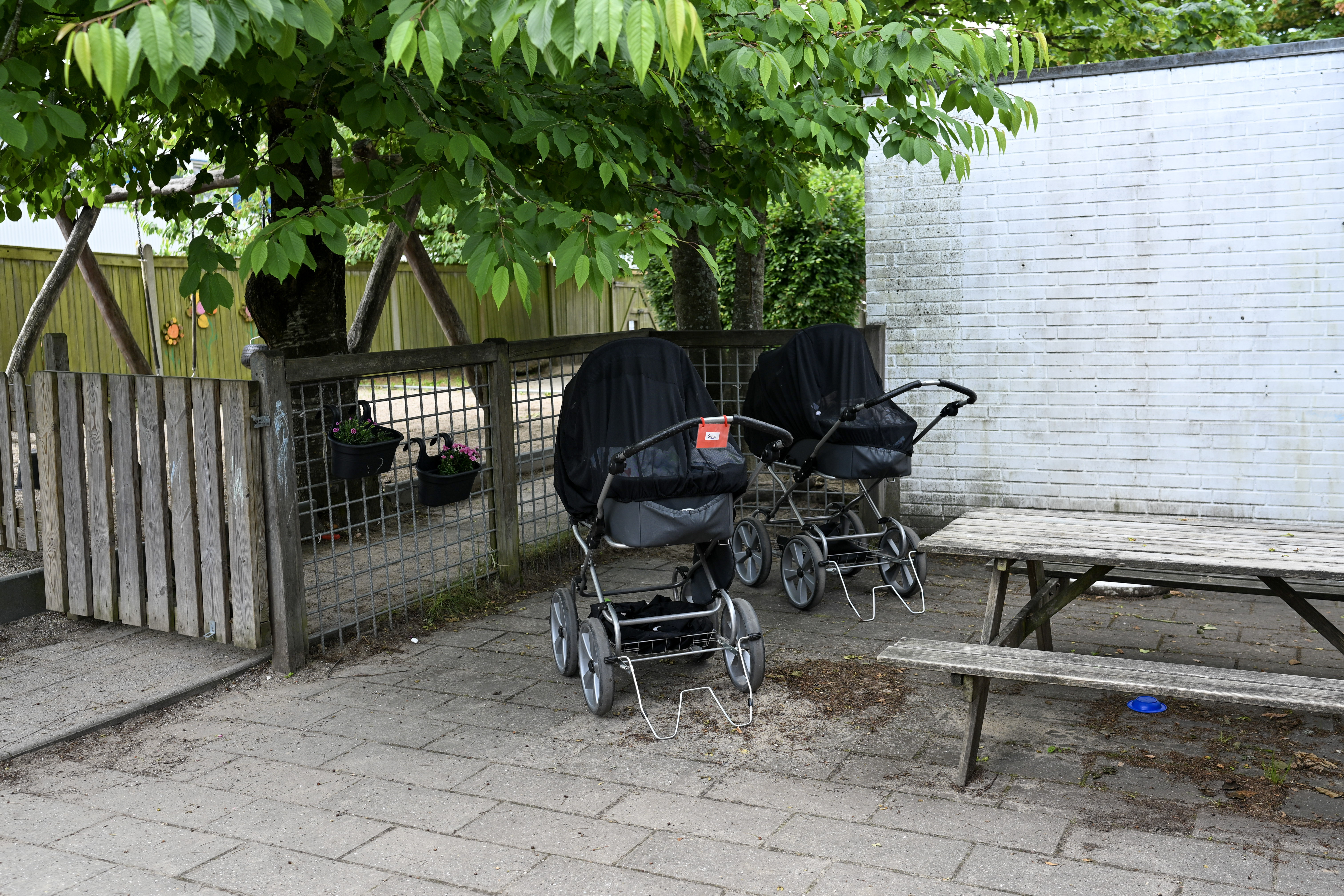 Barnevogne på legepladsen i Børnehuset Jennumparken