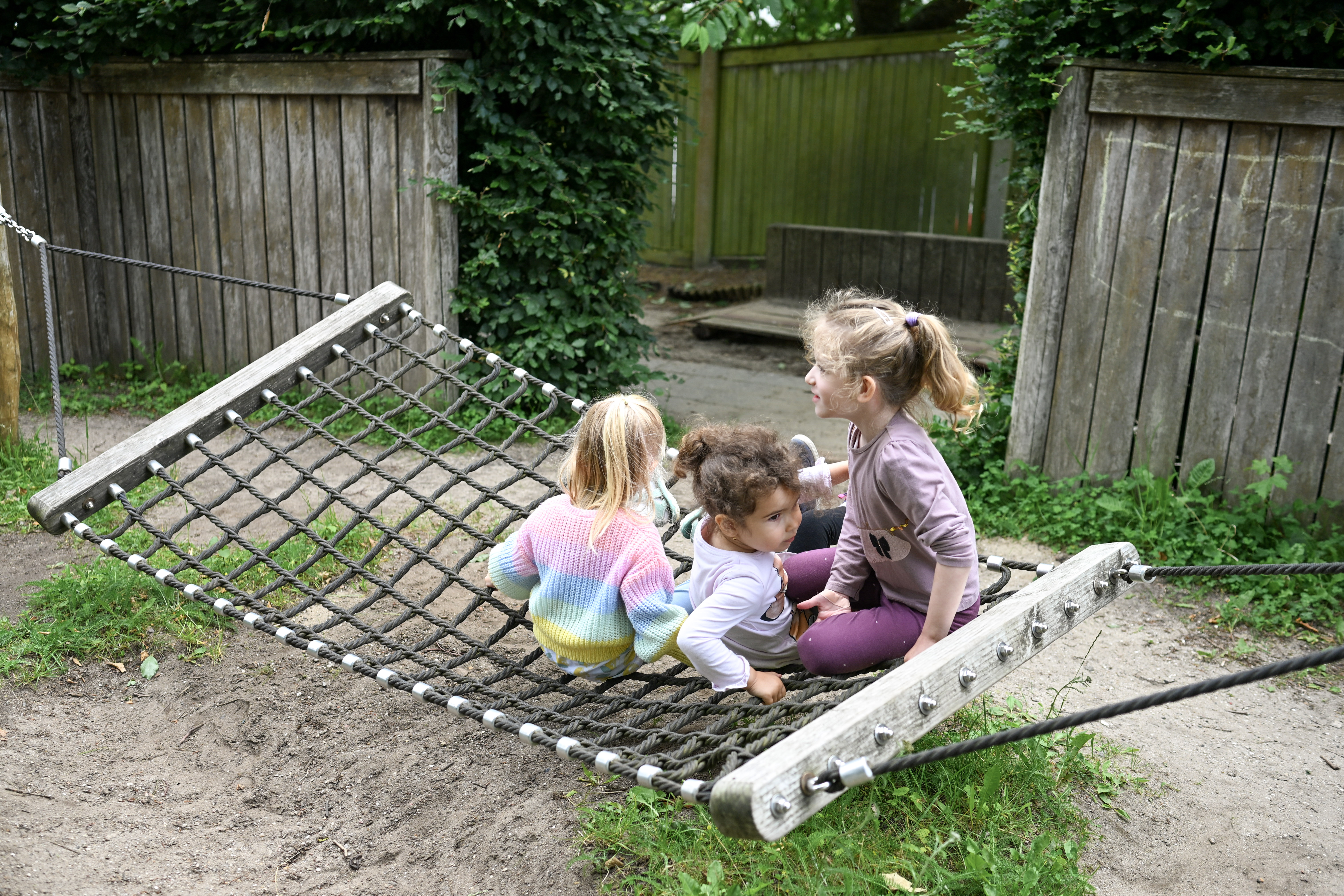 Tre piger i hængekøje udenfor