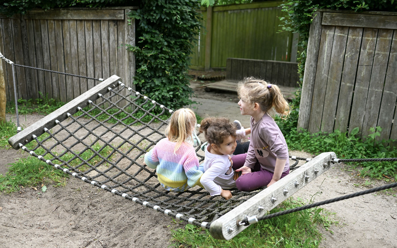 Tre piger i hængekøje udenfor