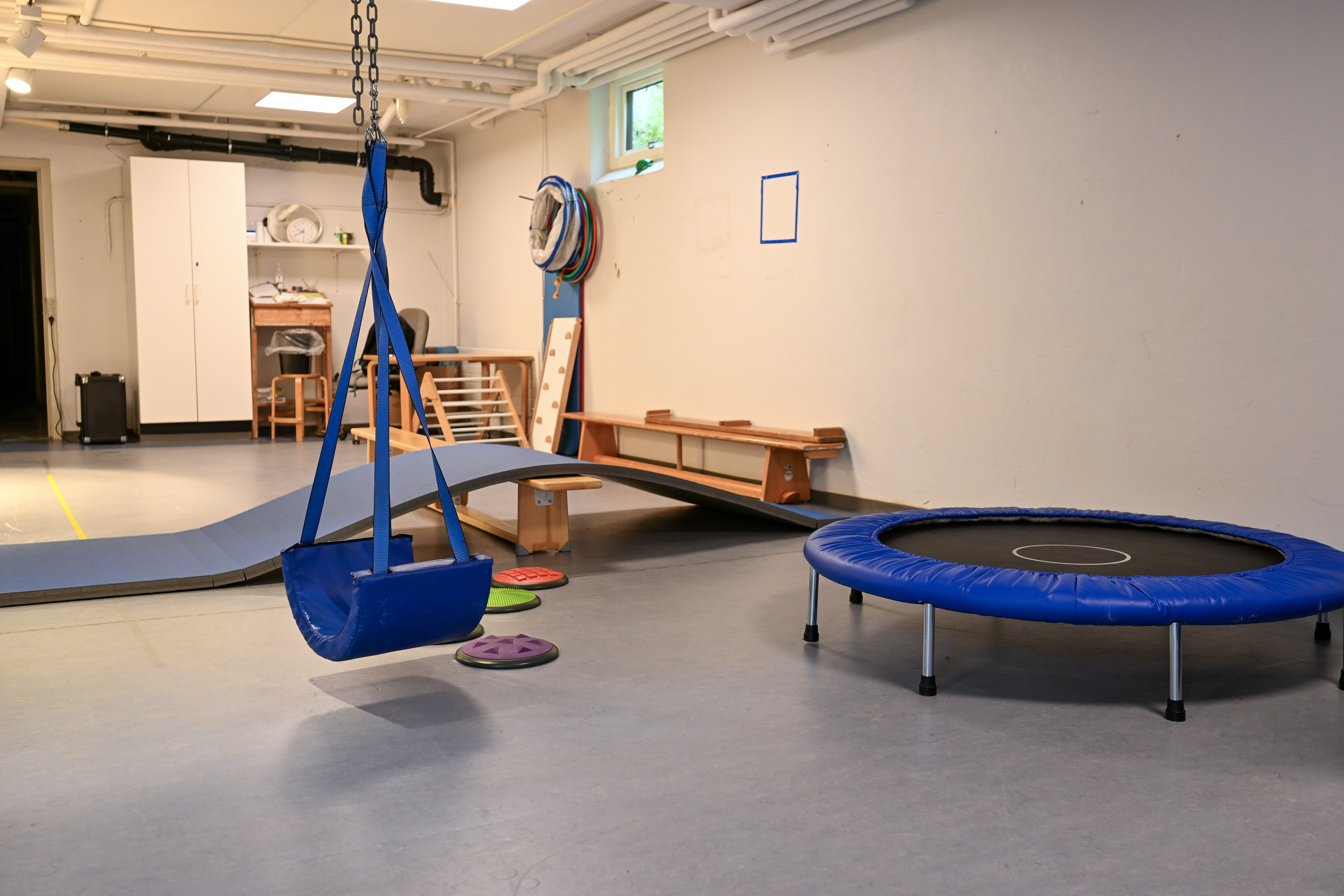 Legerum med trampolin, gynge og andre redskaber