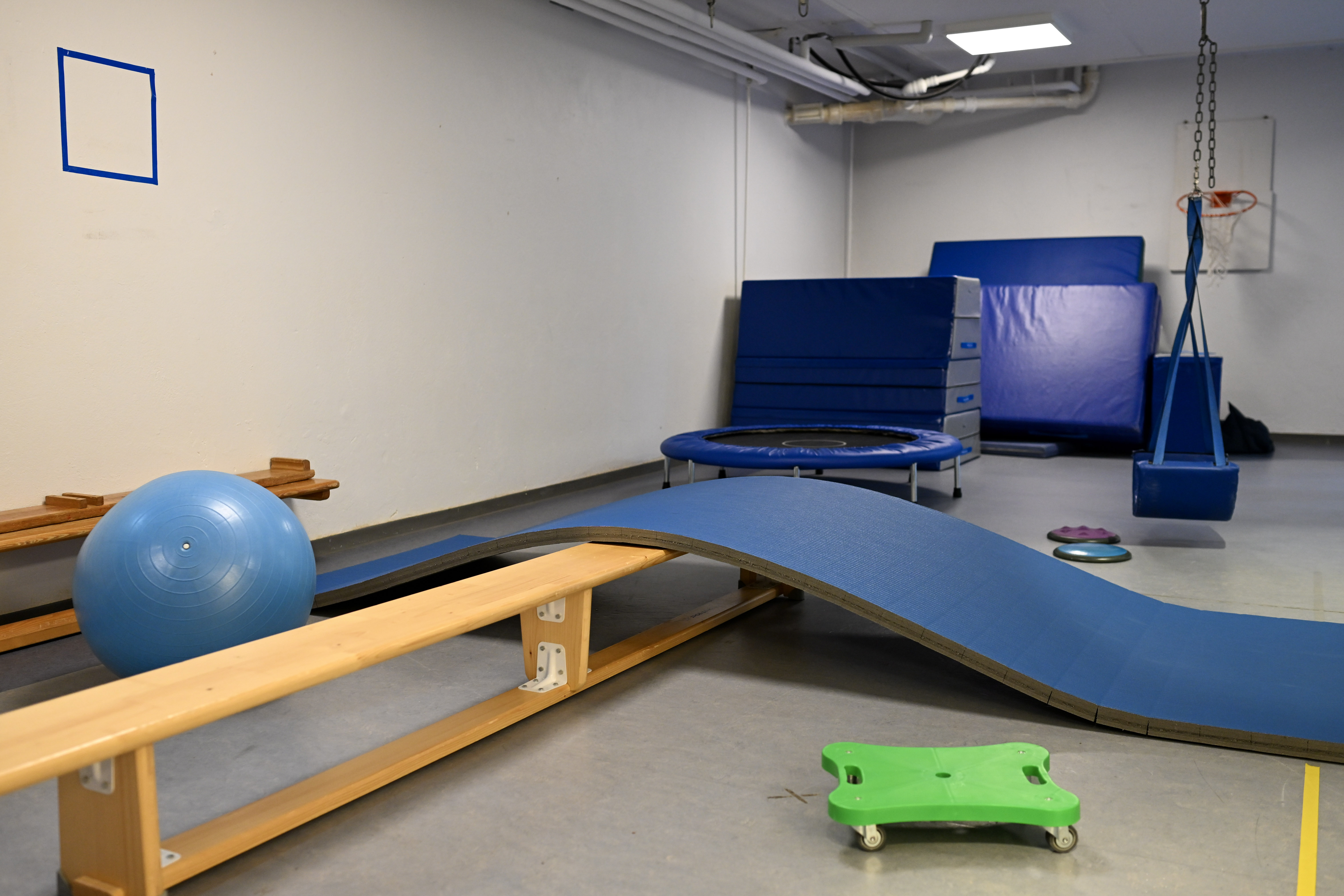 Legerum med trampolin, gynge, puder og andre redskaber