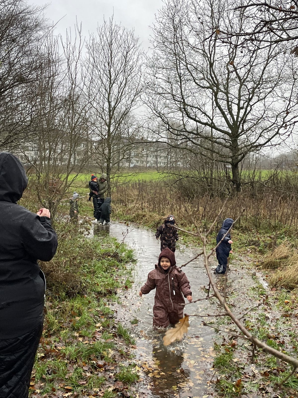 Børn fra Børnehuset Jennumparken ude i regn og blæst