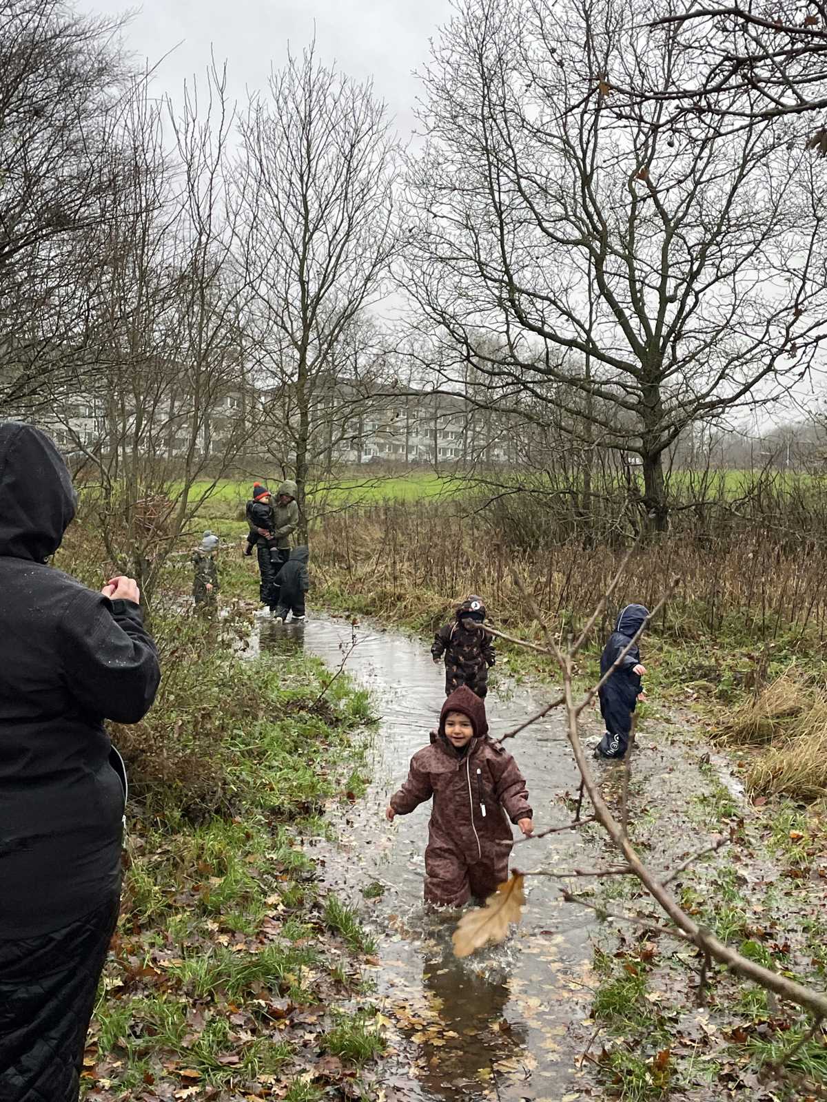 Børn fra Børnehuset Jennumparken ude i regn og blæst