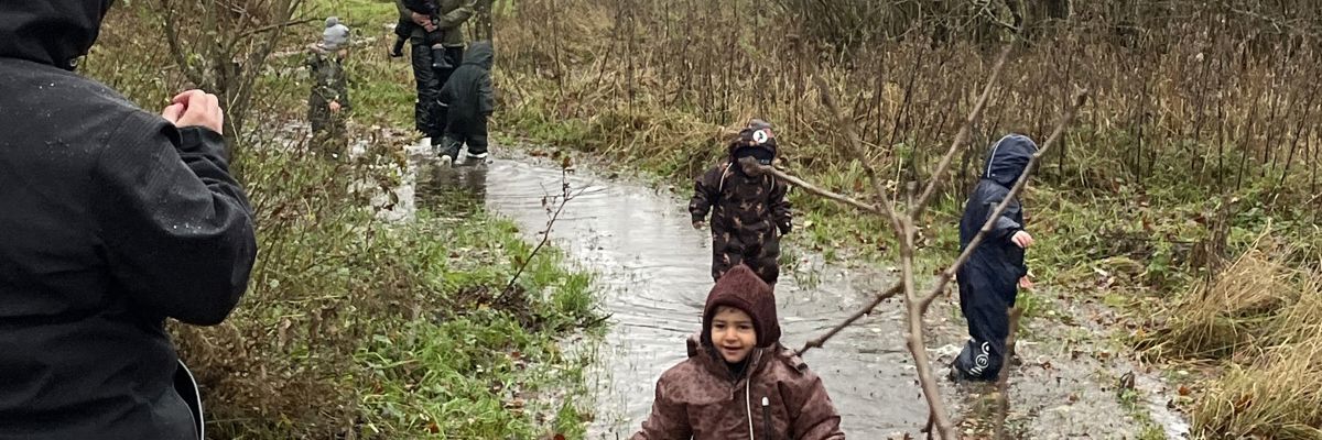Børn fra Børnehuset Jennumparken ude i regn og blæst