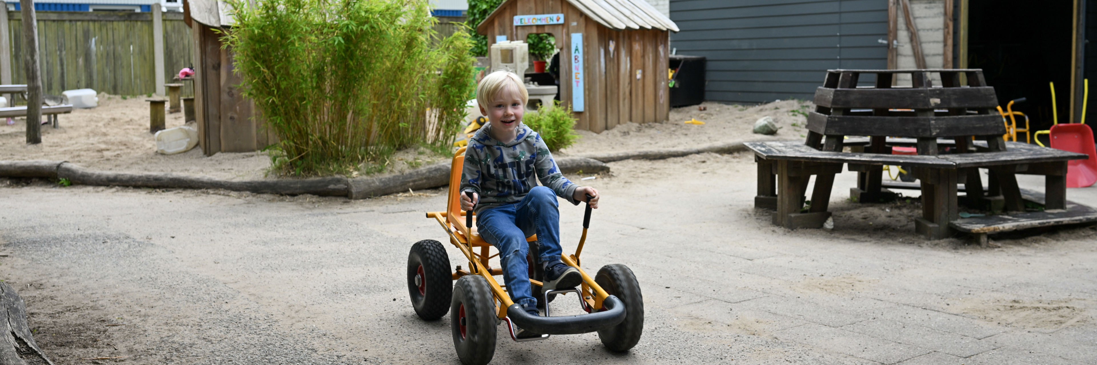 Dreng på gokart